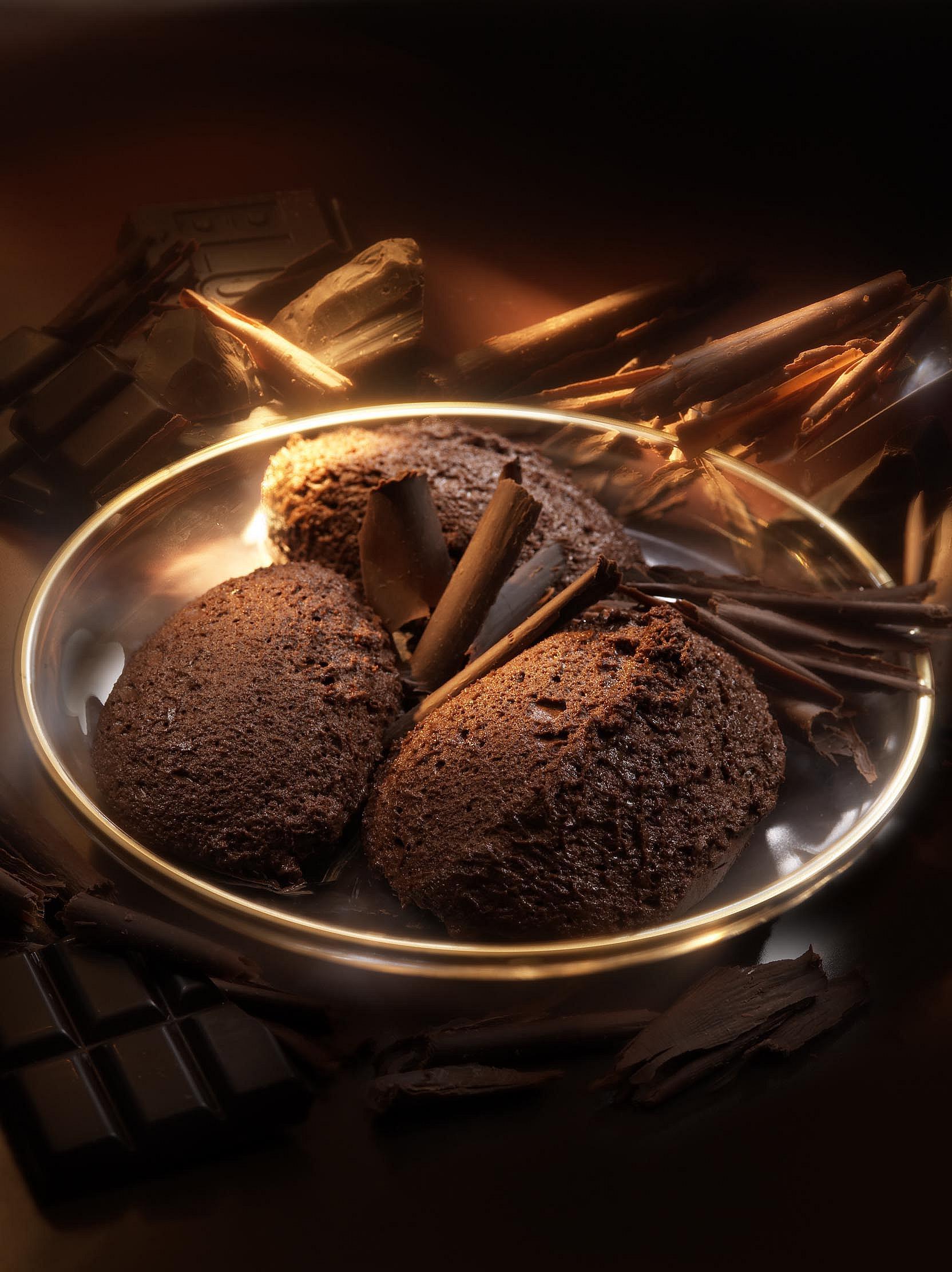Mousse au Chocolate mit Schokoraspeln auf schmelzendem Schokoladenbett